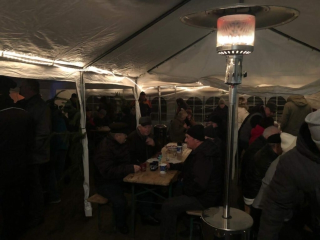 Weinachtsmarkt im Zelt